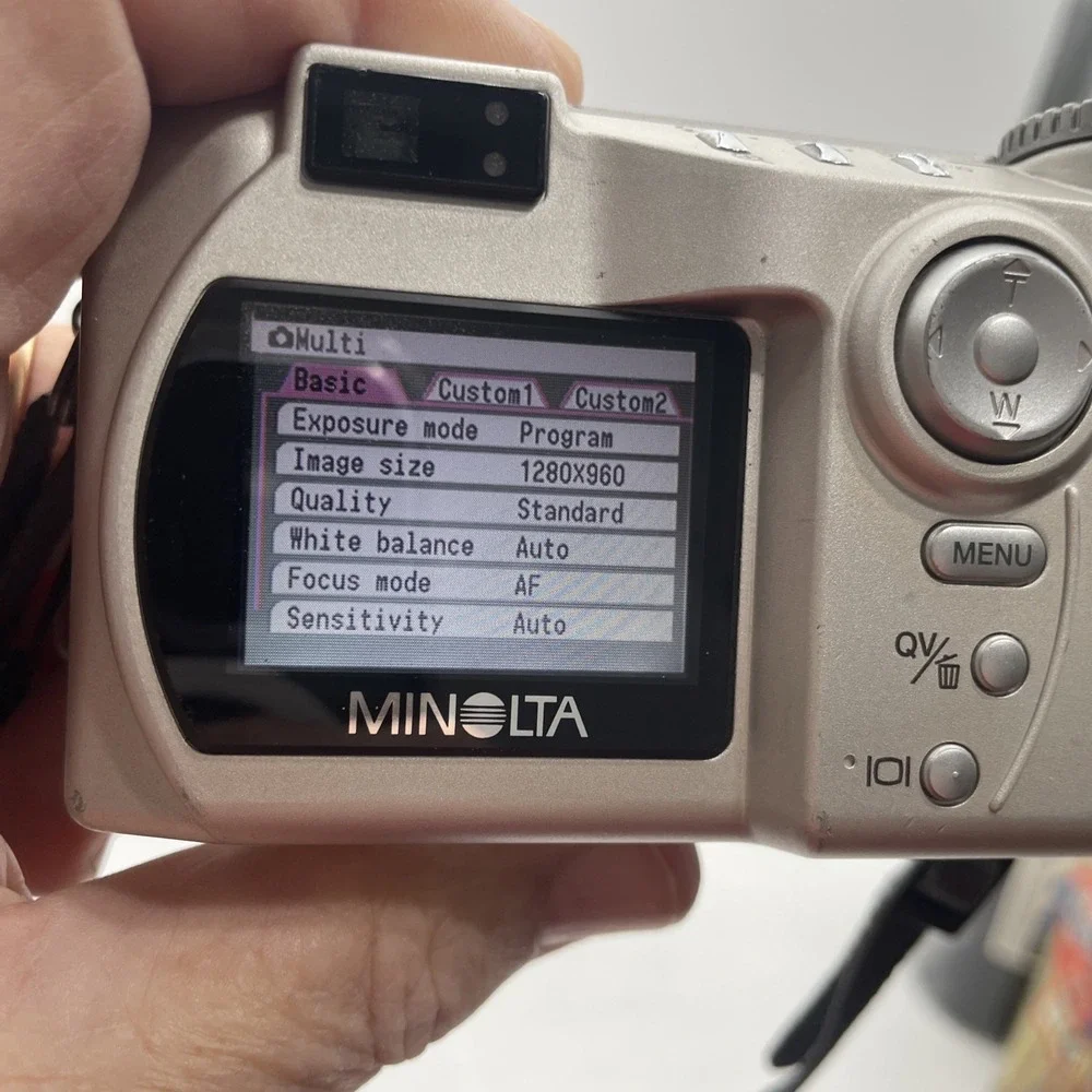 Minolta DIMAGE S404 4.0 MP Digital Camera 4X Zoom+Batteries+Memory Card